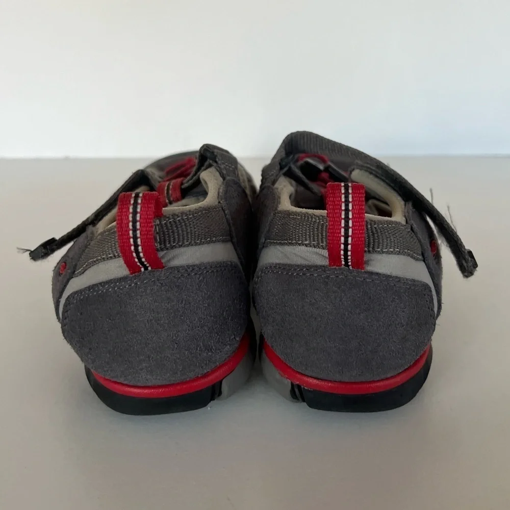 Keen Seacamp II CNX Gray and Red Youth Sandals, Big Boy Size 5